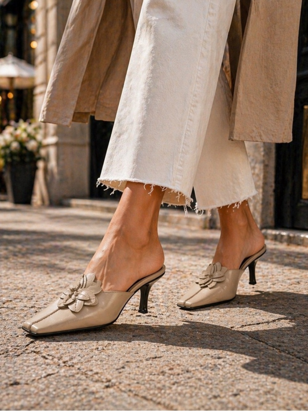 Antonio Melani Beige Leather Mule Heels 6 Square Toe Floral Kitten Heel Slip On